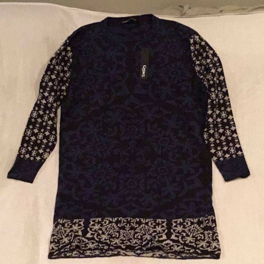 H) Womenโs brand new , never worn knit dress
